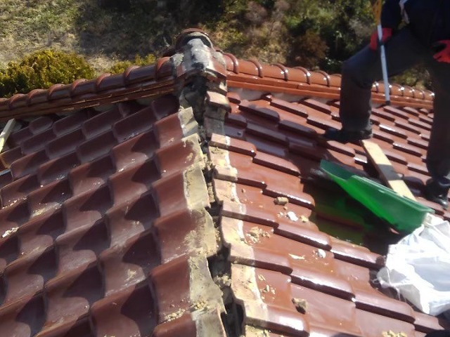 地震で崩れてしまった棟瓦の解体後