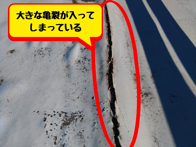 医療施設の屋根のシート防水に大きな亀裂が入っている