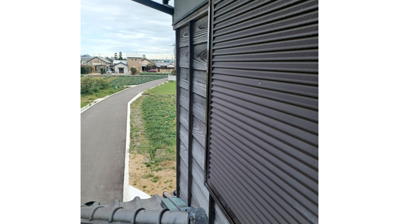 焼き杉板の色剥げして白く