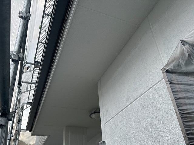 外壁塗装工事の軒天塗り替え工程