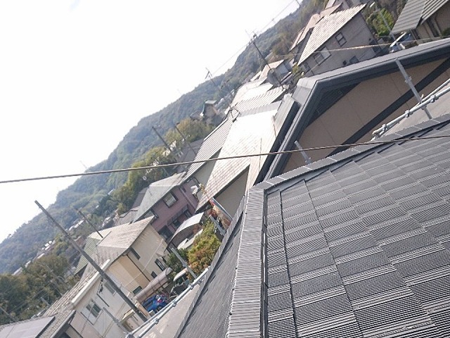 屋根メンテナンスのセメント瓦塗装工程