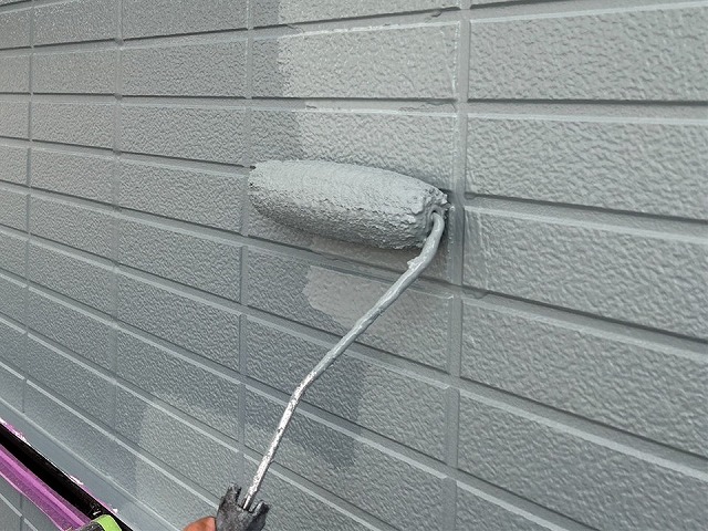 サイディング外壁塗装工事の上塗り工程