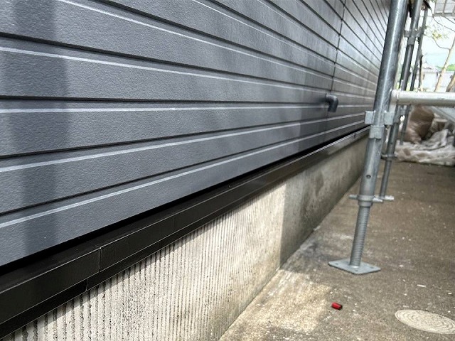 住宅外壁塗装工事の基礎水切りなどの屋外鉄部塗装工程