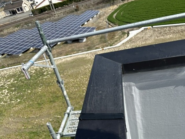 住宅屋上の腰壁笠木周辺へのコーキング打ち替え工程