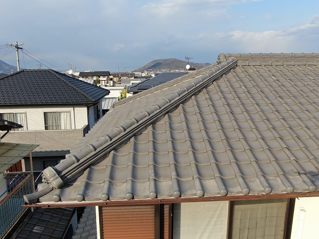 瓦屋根の劣化ダメージを確認した無料点検の様子