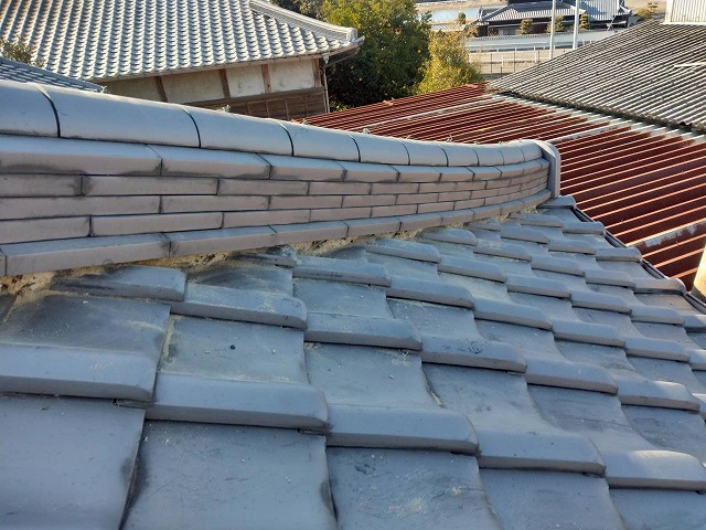 棟部漆喰詰め直しを行う住宅屋根の施工前状況