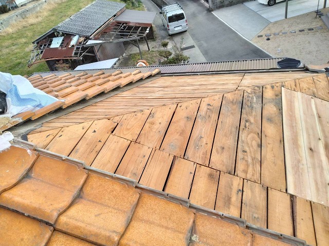 瓦屋根の雨漏り修理を実施している住宅の外観