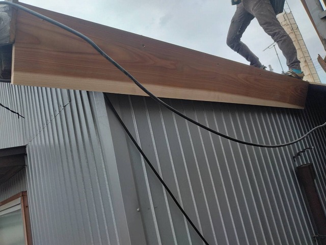 谷板金交換工事を行っている住宅屋根の施行状況