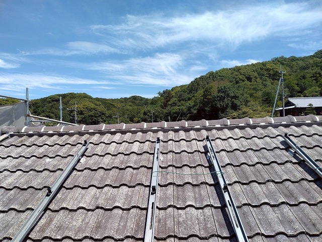 太陽光パネル用架台のレールが残るモニエル瓦屋根の全景