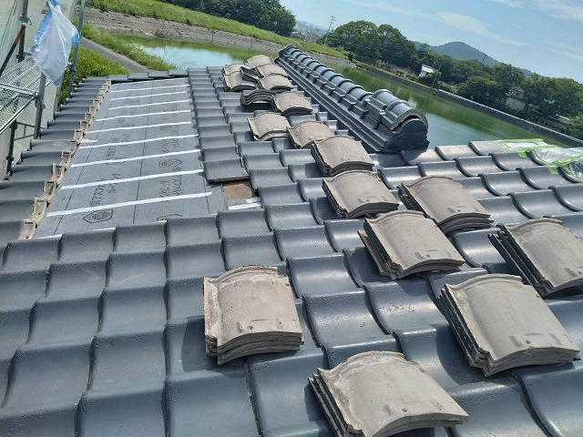 雨漏り修理・屋根葺き直し工事の既存瓦の取り外しや防水紙の張り替え工程