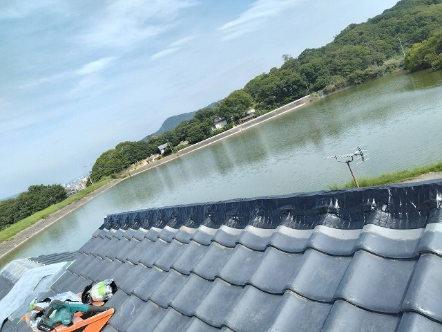 乾式面戸シートを取り付けた瓦屋根住宅の棟部