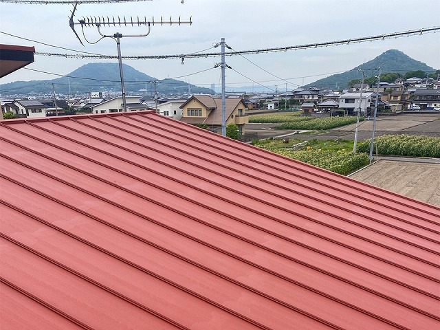 鳥害で傷んでいた金属屋根への塗装工事の下塗り工程