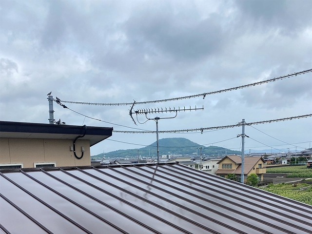 ガルバリウム鋼板屋根塗装工事の中塗りおよび上塗りの仕上げ工程