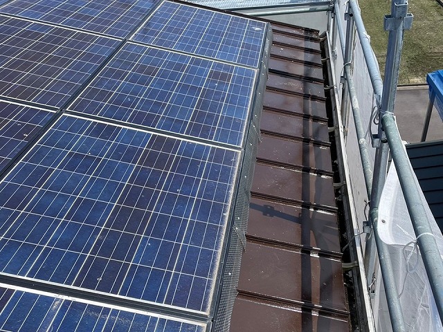 鳥害対策およびガルバリウム鋼板屋根塗装が完成した住宅の屋根