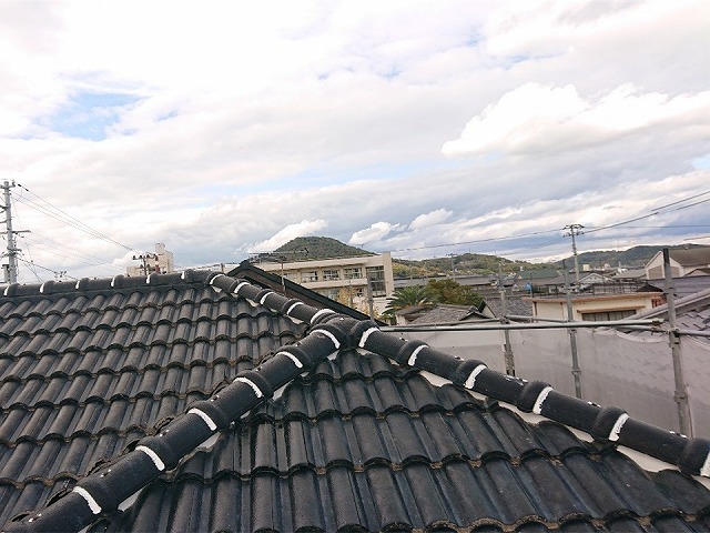 棟部漆喰詰め直し工事の丸瓦再設置やラバーロックなどの仕上げ工程