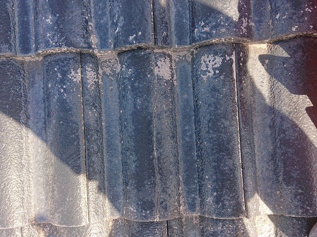 住宅屋根のモニエル瓦に経年劣化でひび割れが発生している状況
