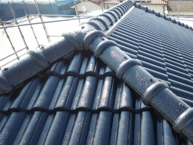 「マイティーシリコン」を用いたモニエル瓦への塗装工程