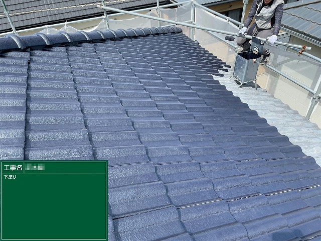 モニエル瓦塗装工事のスラリー層除去後の下塗り施工