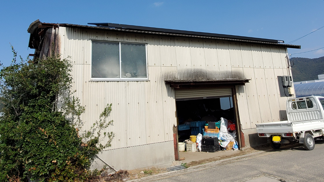 雨漏りしている納屋