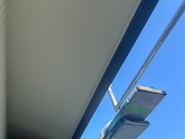 住宅外壁塗装工事の軒天塗装工程