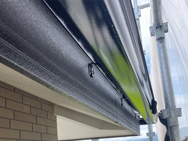 住宅外壁塗装工事の雨樋や鼻隠しへの塗装工程