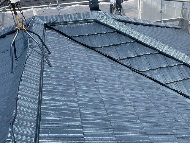 モニエル瓦屋根塗装工事のクリア塗装仕上げ前の状況