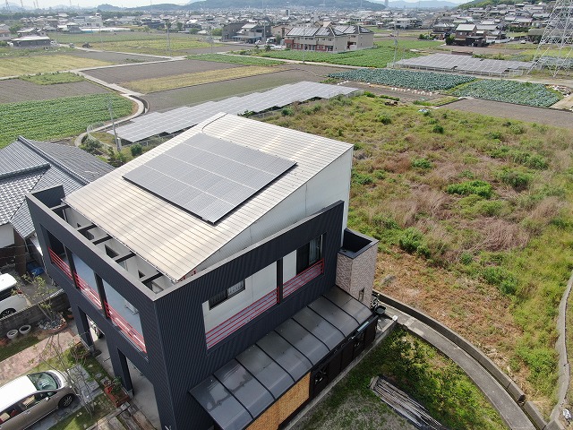 金属屋根の無料点検を行った片流れ屋根の住宅