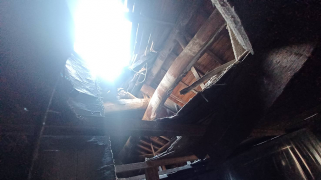 大きく穴の開いた天井