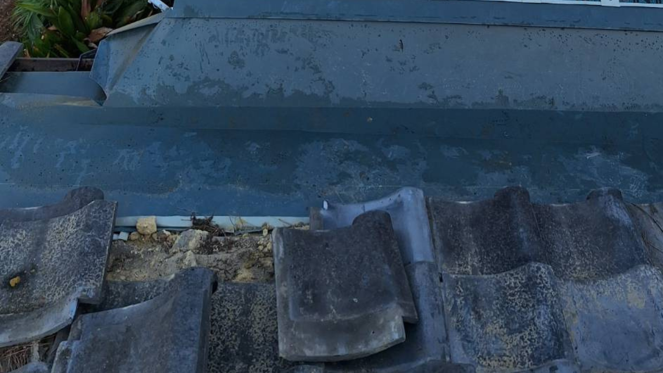 葺き土に雨水が侵入し屋根が傷んでいる