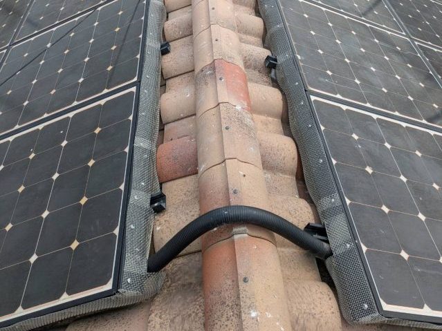 高松市でスレンレスメッシュを設置した太陽光パネル