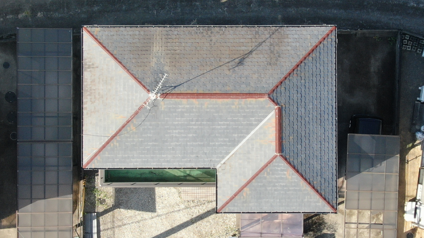 上空から見た棟の錆や屋根のカビ苔