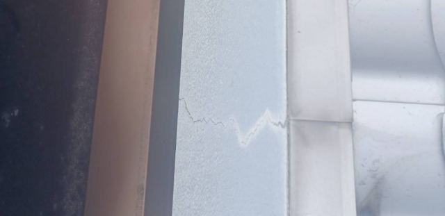 外壁にヒビが入っている