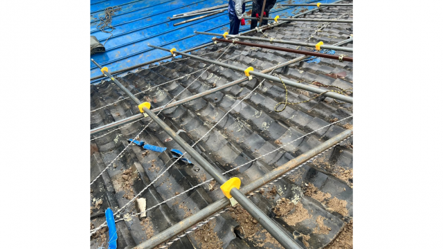 単管パイプを組んで骨組みにする