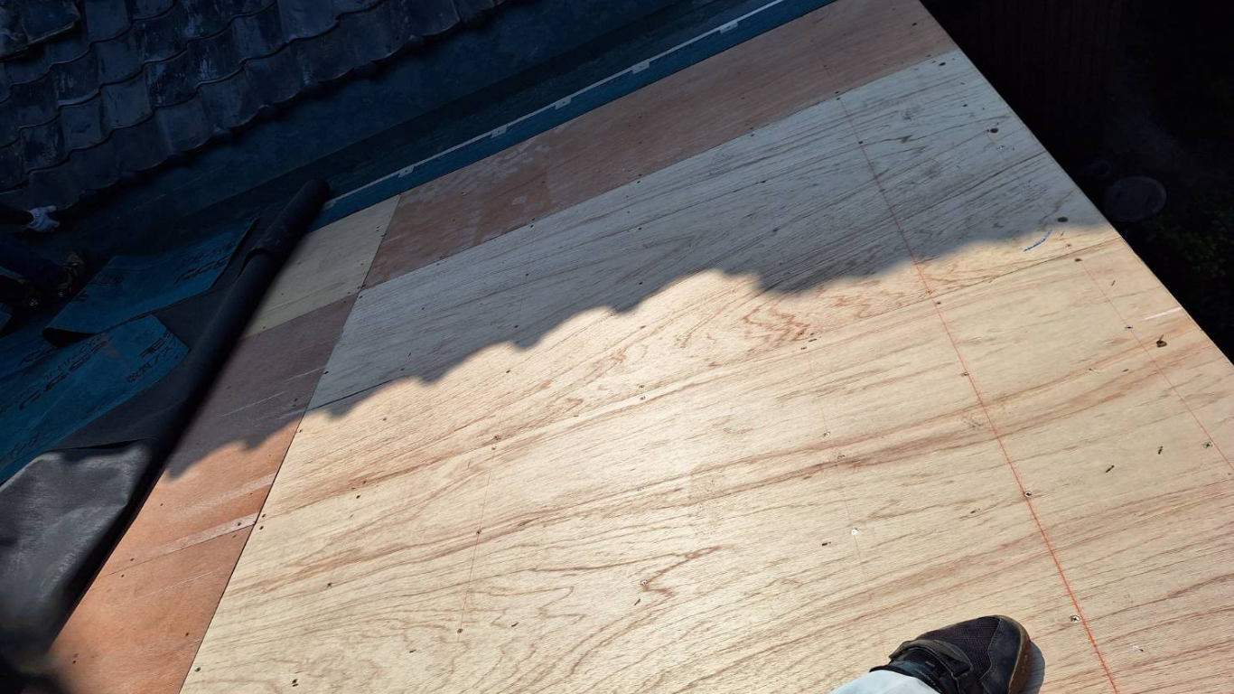 葺き替え用にコンパネを張る