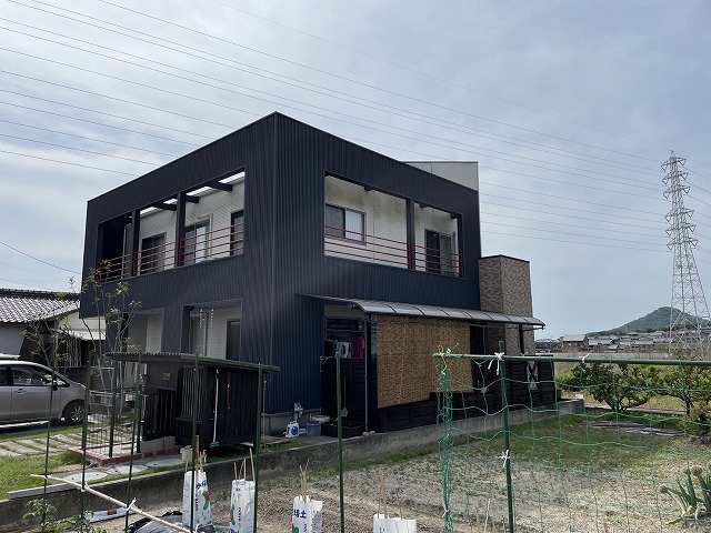 窯業系サイディングとガルバリウム鋼板のスパンドレルを組み合わせた住宅外壁の劣化状況