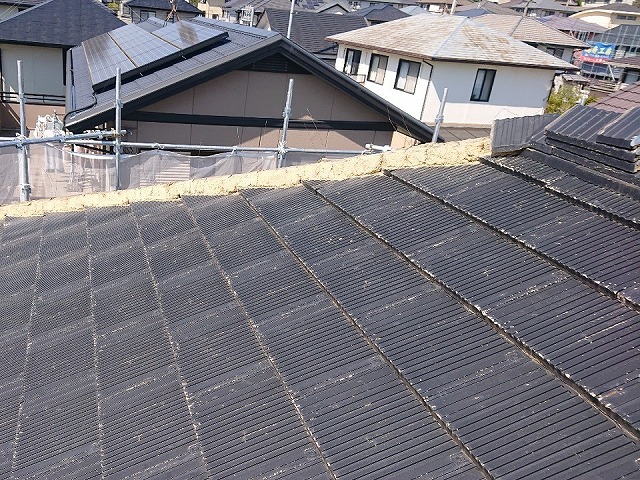 屋根メンテナンス漆喰詰め直し工程の既存棟瓦の取り外し