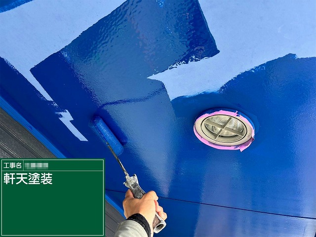 住宅外壁塗装工事の軒天塗装1回目の施工状況