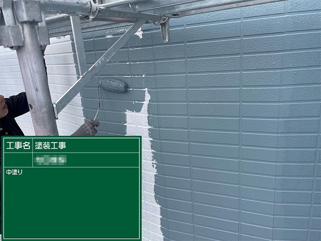 外壁塗装工事のタイル調サイディングへの中塗りの様子