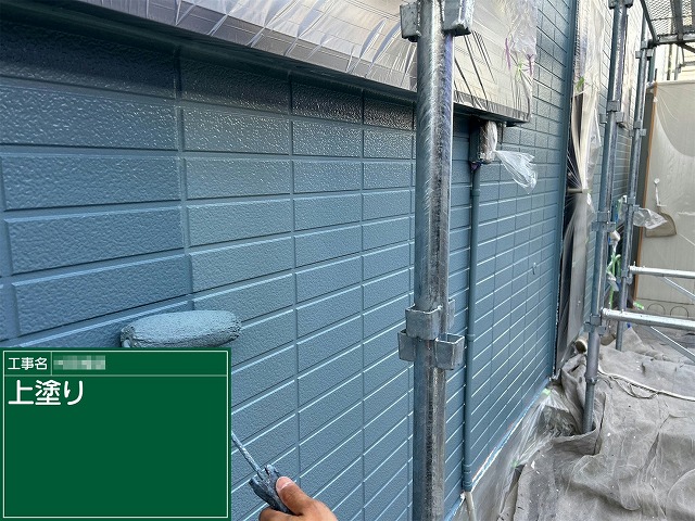 外壁塗装工事の1階タイル調サイディングへの上塗り施工