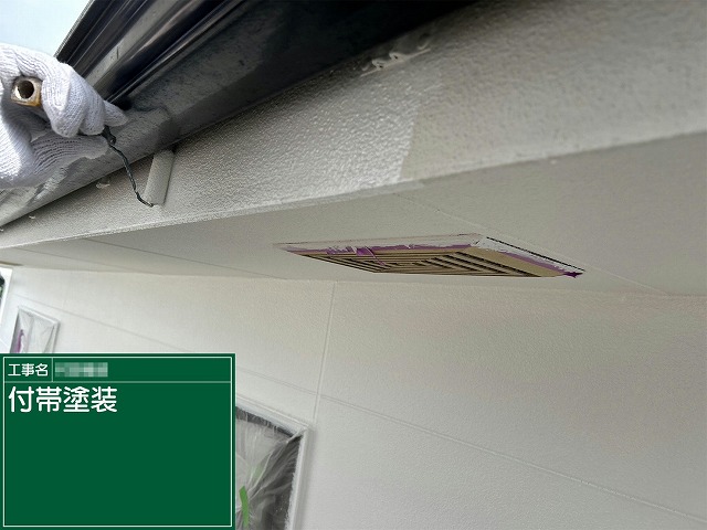 外壁塗装工事の鼻隠しに対する1回目塗装工程