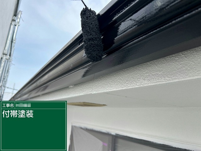 住宅外壁塗装工事の雨樋へのローラー塗装の様子