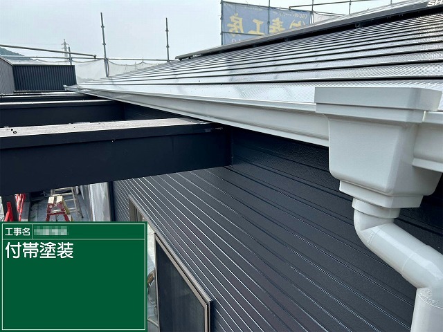 白色塗料を用いた軒樋への塗装工程