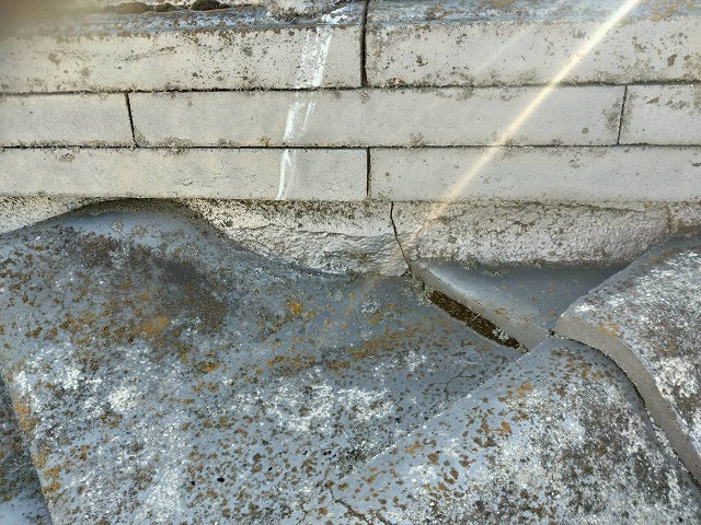 漆喰詰め直し工事を行う住宅棟の漆喰劣化状況