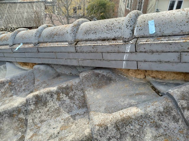 漆喰詰め直し工事の劣化で傷んだ既存漆喰の撤去