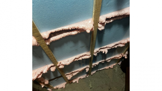 断熱材の隙間にポリスチレン樹脂を詰める