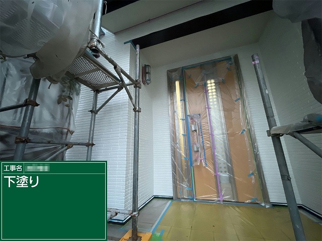 サイディング外壁塗装工事の1階部分の下塗り施工状況