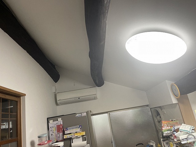 雨漏りが発生した住宅のあらわし梁天井