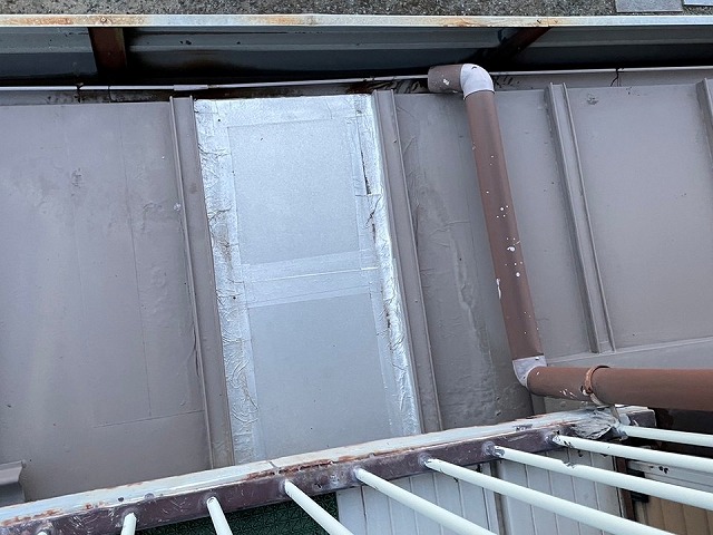 雨漏り修理のため防水テープを貼り付けて簡易的な処置を施した金属屋根
