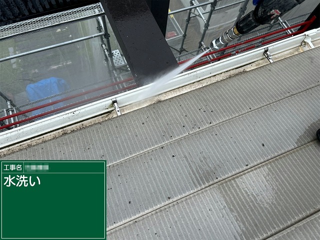 屋根塗装工事前に行った雨樋への高圧洗浄工程