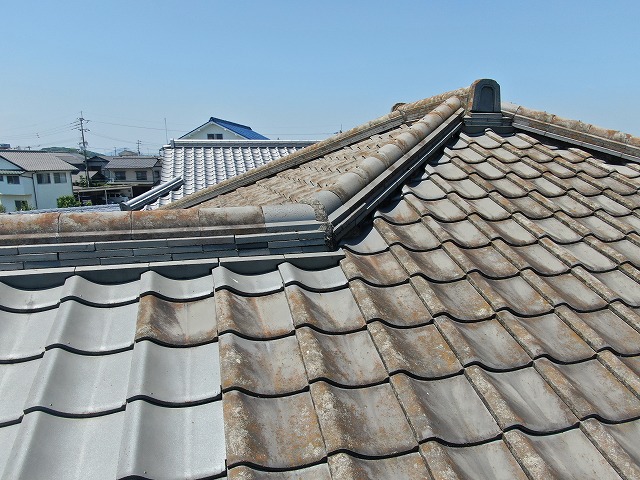 住宅屋根修繕工事のセメント瓦への塗装工程前の状況